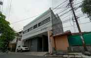 ภายนอกอาคาร 2 OYO 1953 Residence Stasiun Tebet Syariah Near RS Hermina Jatinegara