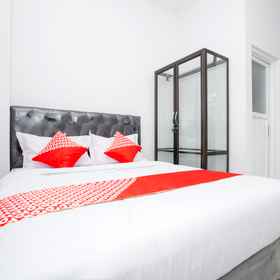 OYO 2210 Star One Residence 1, Hotel Banjar Fried Chicken