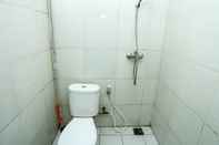 In-room Bathroom OYO 2197 Pulau Laut Guest House