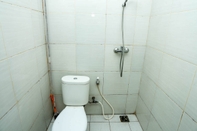 Toilet Kamar OYO 2197 Pulau Laut Guest House