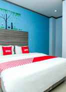 BEDROOM OYO 2197 Pulau Laut Guest House