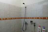 In-room Bathroom Mbah Djo's Guest House Syariah