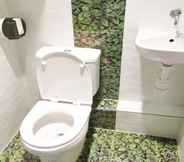 Toilet Kamar 7 New Las Vegas Guest House