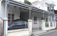 Exterior 3 OYO 2198 Fatima Guest House Syariah