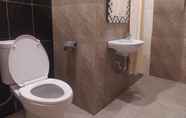 Toilet Kamar 2 Ma Maison Guest House