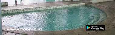 Kolam Renang 2 Easton Park Apartment Jatinangor By Roomz 