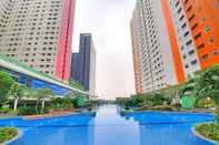 Kolam Renang Cozy Apartment Green Pramuka City By Ricardo