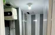 ห้องน้ำภายในห้อง 3 Jardin Apartemen by Tempat Singgah