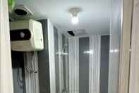 ห้องน้ำภายในห้อง Jardin Apartemen by Tempat Singgah