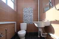 Toilet Kamar OYO 89587 Im Hotel