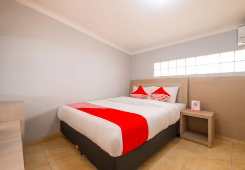 Bedroom Super OYO 2405 The Karins Guesthouse Syariah