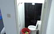 ห้องน้ำภายในห้อง 7 Griya Joyo 1 Syariah