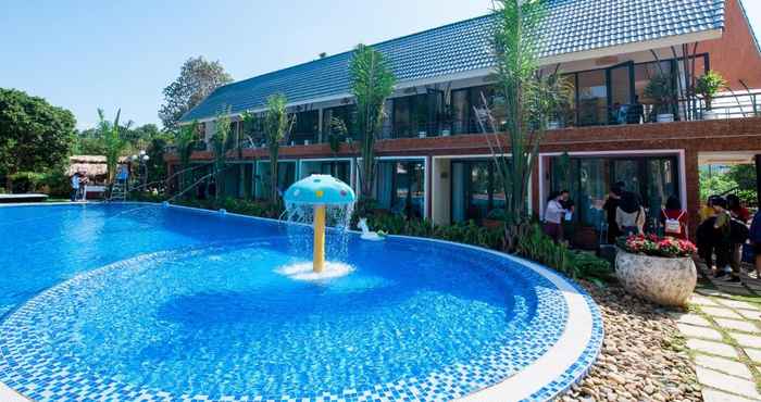 Kolam Renang May Tropical Villas