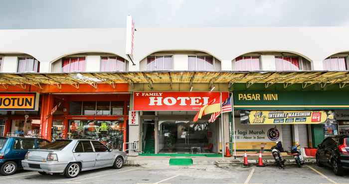 Luar Bangunan OYO 89615 T Family Hotel