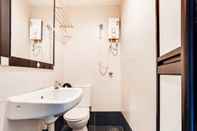 Toilet Kamar OYO 89652 Bjorn Boutique Hotel