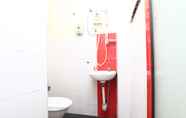 Toilet Kamar 4 OYO 89654 My New Home Hotel