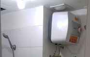 Toilet Kamar 6 Transit room at the Jarrdin apartemen Tower C