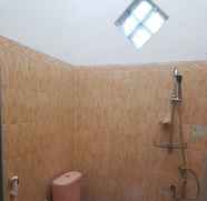 In-room Bathroom 5 Jalimbar Homestay Jogja