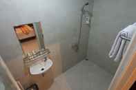 In-room Bathroom Hotel Luvido Simpang Lima