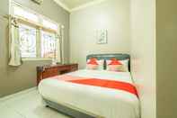 Bedroom OYO 2227 Raka Residence Syariah Karawang