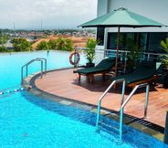 Swimming Pool 2 Braling Grand Hotel Purbalingga, Azana Hotels Collection