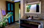 In-room Bathroom 6 Minabali Bunga'lo Hotel