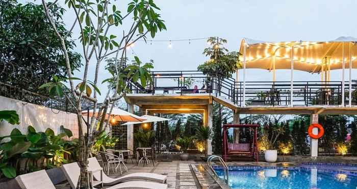 Swimming Pool Bell's Place Hotel Sentul