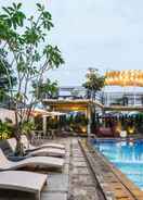 SWIMMING_POOL Bell's Place Hotel Sentul