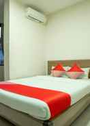 BEDROOM OYO 2308 Seven Season Residence Near RSUD Tarakan Jakarta