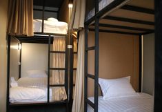 Bedroom 4 Bed Terminal Hostel & Cafe