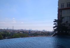 Swimming Pool 6 Apartemen Gunawangsa Merr by Rava Home