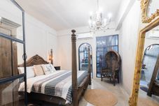 寝室 Lion's Den Hotel