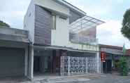 Luar Bangunan 3 OYO 2444 Sera House Near RS Condong Catur