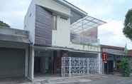 Exterior 3 OYO 2444 Sera House Near RS Condong Catur