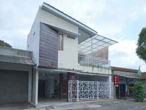 Bangunan 4 OYO 2444 Sera House Near RS Condong Catur