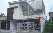 Luar Bangunan 2 OYO 2444 Sera House Near RS Condong Catur