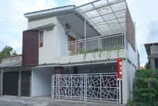 外観 OYO 2444 Sera House Near RS Condong Catur