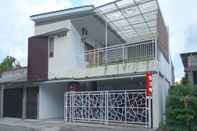 Bangunan OYO 2444 Sera House Near RS Condong Catur