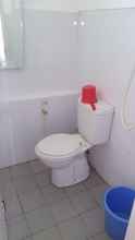 Toilet Kamar 4 2 Bedroom Residence at Apartment Kalibata City By Aisyah 21 Property