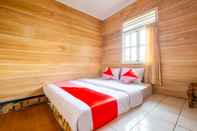 Bedroom OYO 2278 Cikidang Hunting Resort