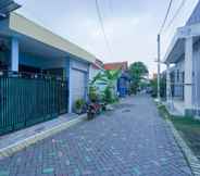 Exterior 3 SPOT ON 2219 Madina Residence Syariah