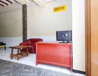 Lobby 2 OYO 2240 Simpang Tujuh Residence Kudus