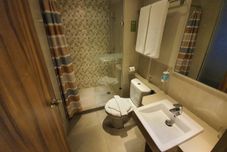 In-room Bathroom Hart Hotel Premium Rapatmaja