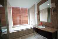 In-room Bathroom Apatel Pakubuwono View R19