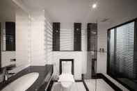 Toilet Kamar The Wing Boutique Hotel