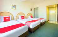 Bedroom 2 OYO 89638 Hotel Mandarin Inn