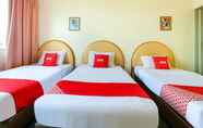Bedroom 3 OYO 89638 Hotel Mandarin Inn