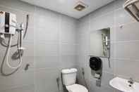 Toilet Kamar OYO 89631 988 Hotel