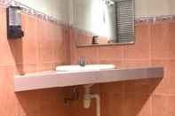 Toilet Kamar OYO 89759 Gold Jerantut Hotel