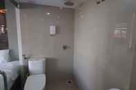 In-room Bathroom Hotel Surya Pantai Losari Makassar